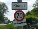 Upravené vjezdové tabule do Karviné po zásahu odpůrců rozšíření těžby uhlí.