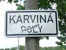Upravená vjezdová tabule do Karviné po zásahu odpůrců rozšíření těžby uhlí.