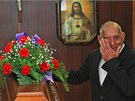 František Gujda nemohl u rakve zastřeleného příbuzného zadržet slzy. (16.