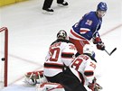 DVA G�LY NESTA�ILY. Chris Kreider (naho�e) z New Yorku Rangers st��l� g�l
