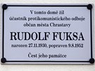 Cedulka připomínající Rudolfa Fuksu visí na budově České spořitelny v Chrastavě. Cedulka připomínající Rudolfa Fuksu visí na budově České spořitelny v Chrastavě.