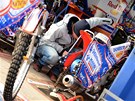 VYLADIT STROJ. Poslední úpravy na motorce Jasona Crumpa před začátkem závodu v...
