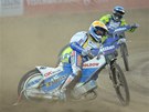V OBLACÍCH PRAŽSKÉHO PRACHU. Nicki Pedersen během své třetí rozjížďky.