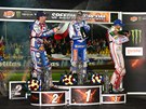 SPRŠKA BUBLINEK. Nicki Pedersen slaví triumf v Praze, vlevo na něj útočí druhý...