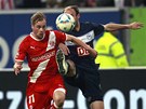MU� BEZ TV��E. Obr�nce Herthy Berl�n Roman Hubn�k (vpravo) v souboji s...