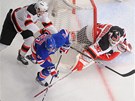 Marek �idlick� z New Jersey (vlevo) br�n� Dereka Stepana z New York rangers,