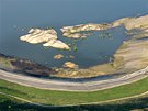 Zat�p�n� povrchov�ho dolu lomu Medard na Sokolovsku, na leteck�m sn�mku jsou