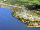 Zat�p�n� povrchov�ho dolu lomu Medard na Sokolovsku, na leteck�m sn�mku jsou