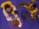 Pau Gasol z LA Lakers sme�uje proti Denveru, jist� ho spoluhr�� Metta World