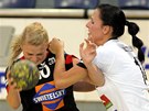 Barbora Eliášová (vlevo) z Jindřichova Hradce útočí přes Lucii Dostálovou z Barbora Eliášová (vlevo) z Jindřichova Hradce útočí přes Lucii Dostálovou z