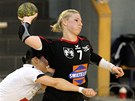 Zuzana Kohoutová (vpravo) z Jindřichova Hradce útočí přes Adrianu Remešovou z Zuzana Kohoutová (vpravo) z Jindřichova Hradce útočí přes Adrianu Remešovou z