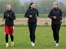 NOV��EK A DV� NAVR�TILKYN�. Lenka Bart�kov� (vlevo) je mezi reprezentantkami