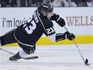 Dustin Brown z Los Angeles padá po faulu Lauriho Korpikoskiho z Phoenixu. Dustin Brown z Los Angeles padá po faulu Lauriho Korpikoskiho z Phoenixu.