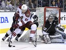 Mikkel Boedker z Phoenixu pronik� p�ed branku Jonathana Quicka z Los Angeles.