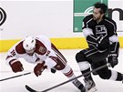 Drew Doughty (vpravo) z Los Angeles ve st�etu se Shanem Doanem z Phoenixu.