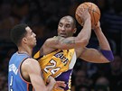 Kobe Bryant z LA Lakers si hl�d� m�� p�ed sv�m str�cem Thabem Sefoloshou z