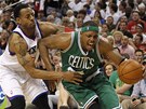 Paul Pierce z Bostonu unik� Andremu Iguodalovi z Philedelphie.