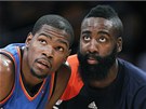Kevin Durant (vlevo) a James Harden z Oklahoma City Thunder