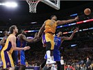 Andrew Bynum z LA Lakers �n� nade v�emi p�i doskoku v utk�n� s Oklahoma City.