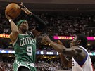Rajon Rondo z Bostonu st��l� p�es Jrue Holidaye z Philadelphie.