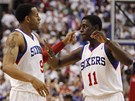 Andre Iguodala (vlevo) a Jrue Holiday z Philadelphie 76ers slav� v�hru nad
