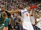 Andre Iguodala z Philadelphie po st�ele faulovan� Paulem Piercem (vlevo) z