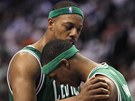 Paul Pierce (vlevo) z Bostonu.chl�chol� sv�ho spoluhr��e Rajona Ronda.