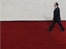 Fran�ois Hollande kr��� vst��c sv�mu prezidentstv�. (15. kv�tna 2012)