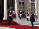 Symbolick� v�m�na. Odch�zej�c� Nicolas Sarkozy v�t� nastupuj�c�ho Fran�oise