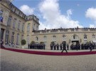 U� jen p�r metr�. Fran�ois Hollande vstupuje do Elysejsk�ho pal�ce (15. kv�tna