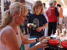 Vendula Au� Svobodov� na trhu s keramikou v marock�m Agadiru
