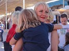 Vendula Au� Svobodov� na trhu s keramikou v marock�m Agadiru. Syn Jakub j�
