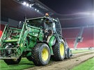 Traktory likvidovaly �ást travnatého povrchu stadionu dlouho do noci.