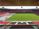 V pátek ráno je ji� �ást stadionu p�ekryta a za�íná se stav�t pódium.