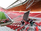 Kv�li koncertu musela dol� i velkoplo�ná LED obrazovka v rohu stadionu.