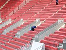 Úklid stadionu po fotbalovém zápase je rutinní zále�itost, ale nesmí se...