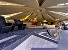 Netradiční stavbu, částečně zapuštěnou do skály, navrhl americký architekt John Netradiční stavbu, částečně zapuštěnou do skály, navrhl americký architekt John