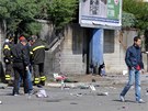 Policist� a hasi�i prohled�vaj� m�sto, kde nedaleko �koly v italsk�m m�st�
