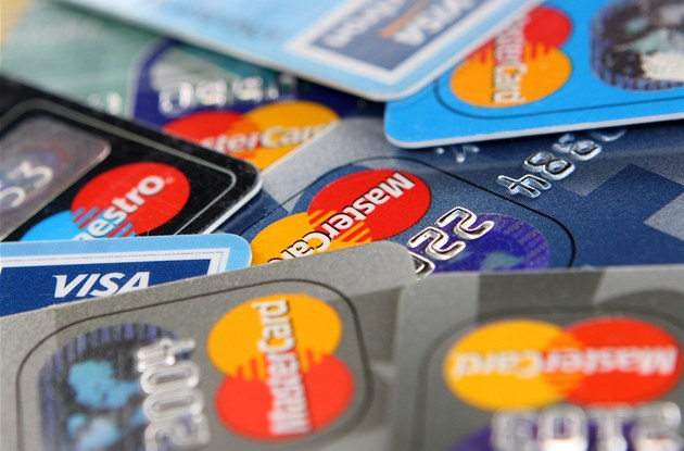 Vybírat z bankomatu i platit kartou u obchodníka můžete jen do výše limitu.