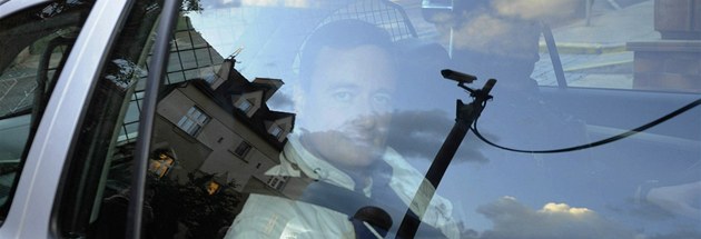 Policie p�iv�� Davida Ratha do vazebn� v�znice.
