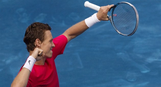 V�T�ZSTV�. Tenista Tom� Berdych se raduje ze sv� v�hry nad Juanem Martinem del