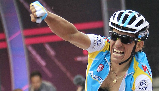 Italsk� cyklista Paolo Tiralongo se raduje z v�t�zstv� v sedm� etap� Gira.