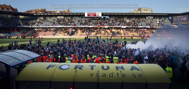 Protesty spar�ansk�ch fanou�k� po utk�n� s Bud�jovicemi.