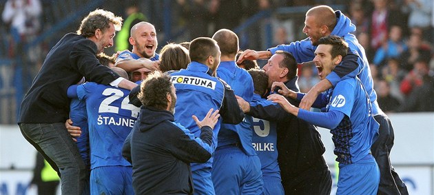 TITUL JE NÁŠ. Fotbalisté Liberce se radují po závěrečném hvizdu posledního