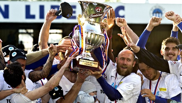 OSLAVY S POH�REM. Libere�t� fotbalist� se raduj� ze zisku mistrovsk�ho titulu.