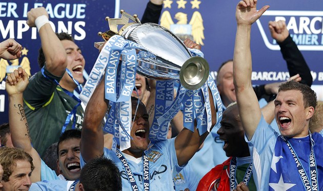 OSLAVA S POH�REM. Vincent Kompany, kapit�n fotbalist� Manchesteru City, zdvih�...