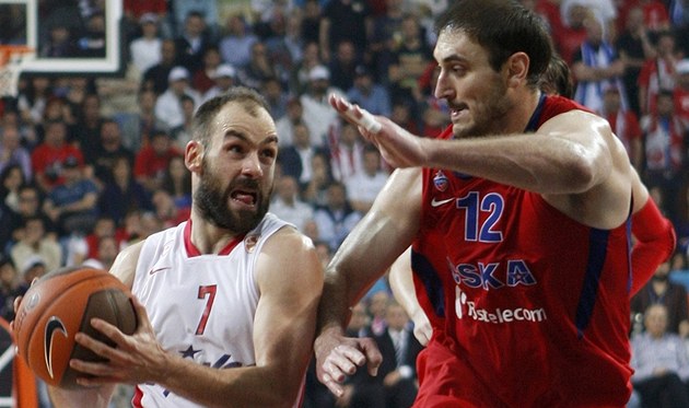 Vassilis Spanoulis z Olympiakosu (vlevo) se sna�� p�ej�t p�es br�n�c�ho Nenada