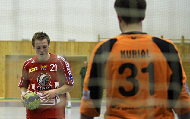 Házenkář Dukly Miloslav Sýkora (vlevo) se chystá k trestnému hodu, proti němu