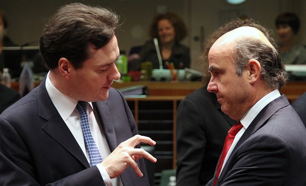 Britský ministr financí George Osborne (vlevo) při rozhovoru se španělským