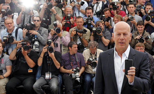 Cannes 2012 - Bruce Willis si na sv�j telefon fot� fotografy